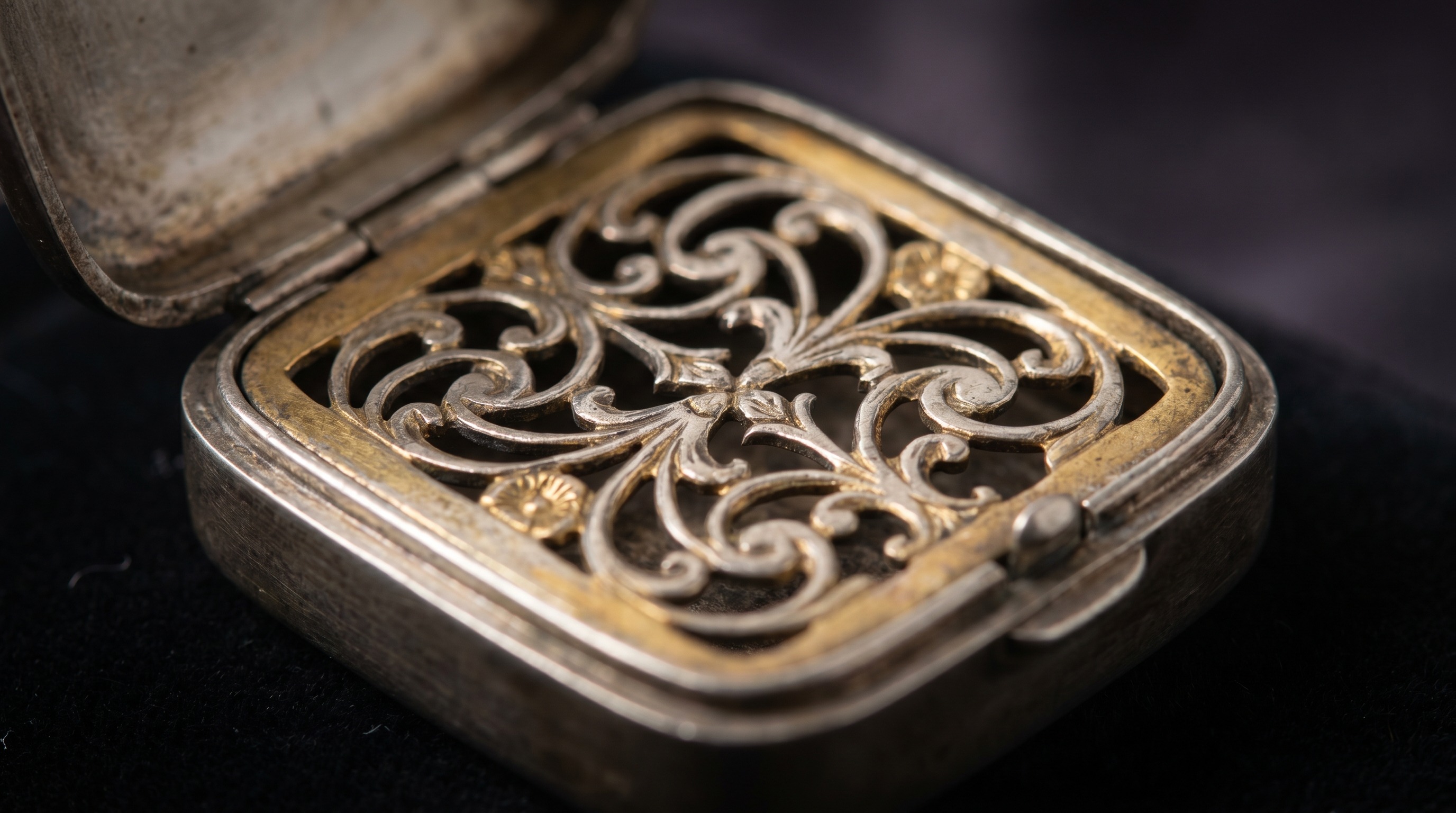 Pierced gilt grille inside an antique silver vinaigrette