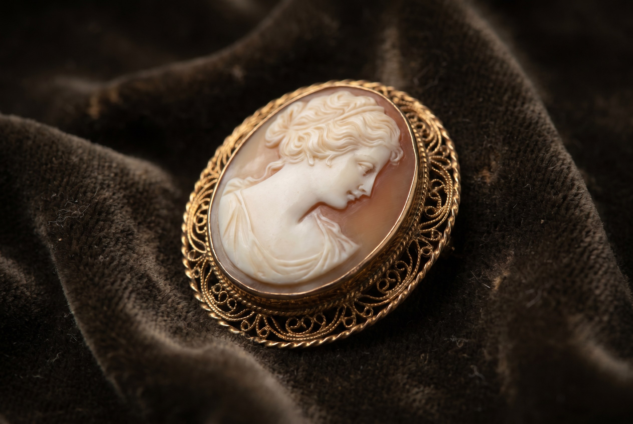 Antique Victorian carved shell cameo brooch