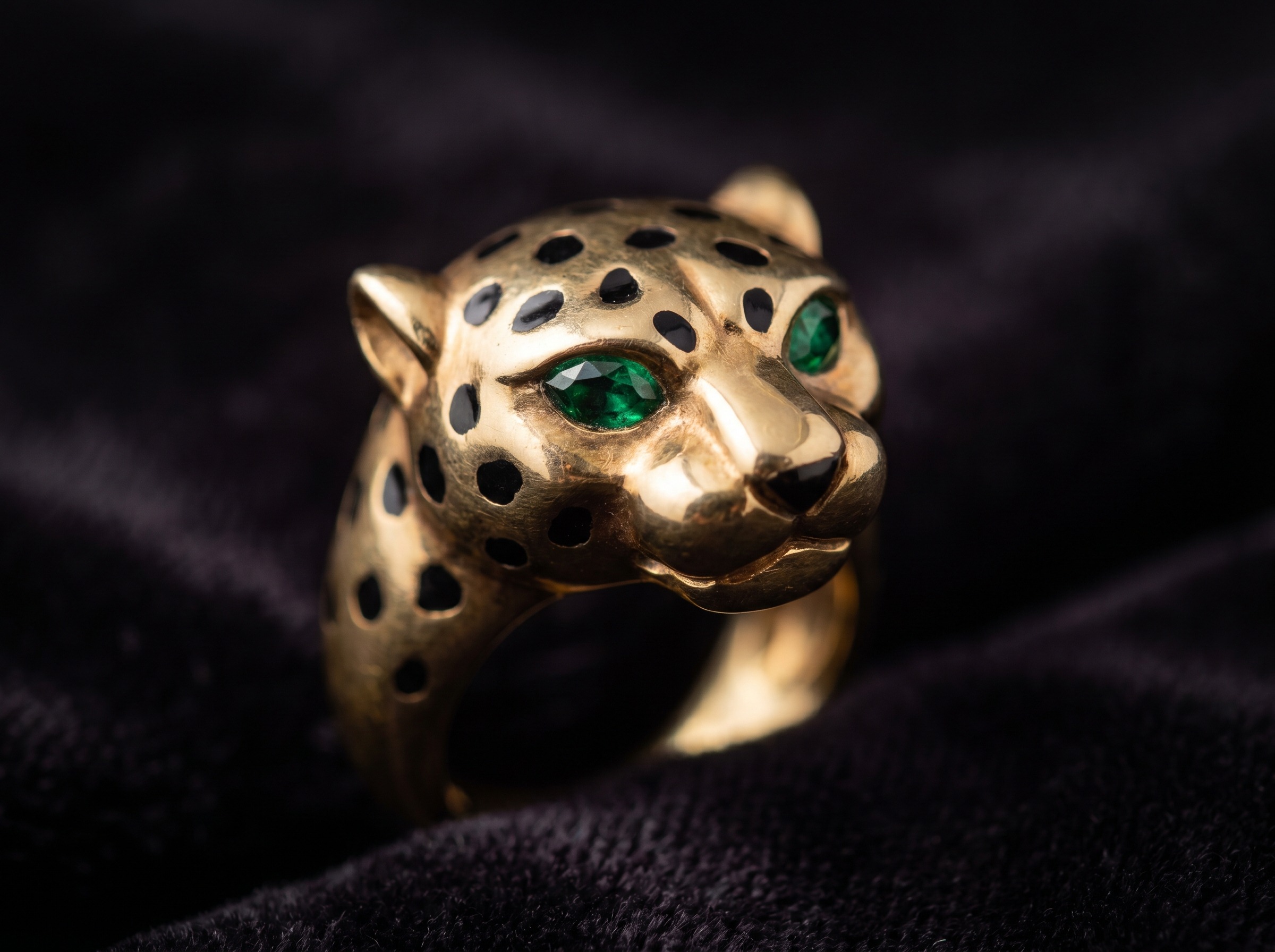 Cartier Panthère ring with panther head, emerald eyes and onyx spots