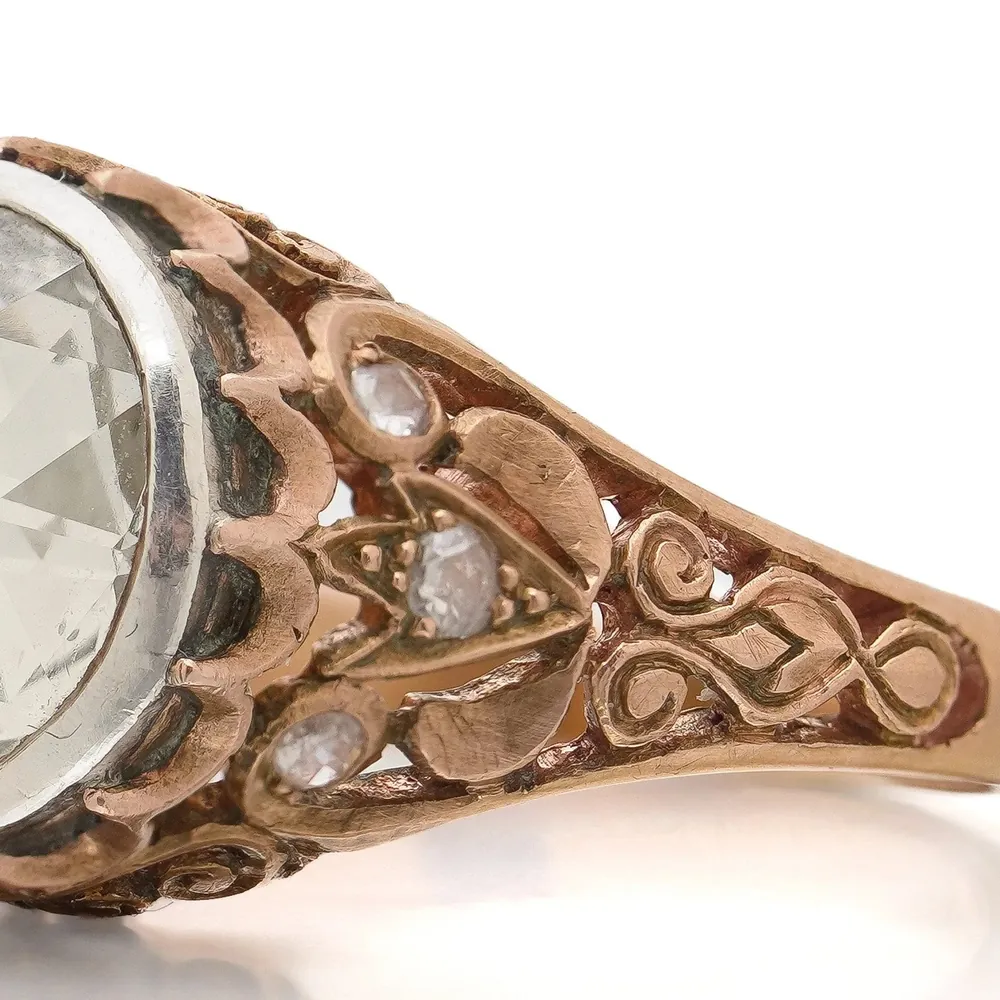 Pierced and scrolled Victorian 15ct gold gallery carrying a Georgian diamond