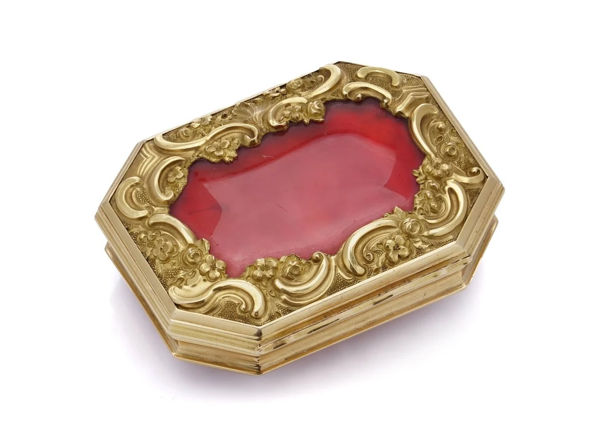 Antique 18KT yellow gold snuff box with a carnelian lid in a chased scroll frame, late 18th or early 19th century