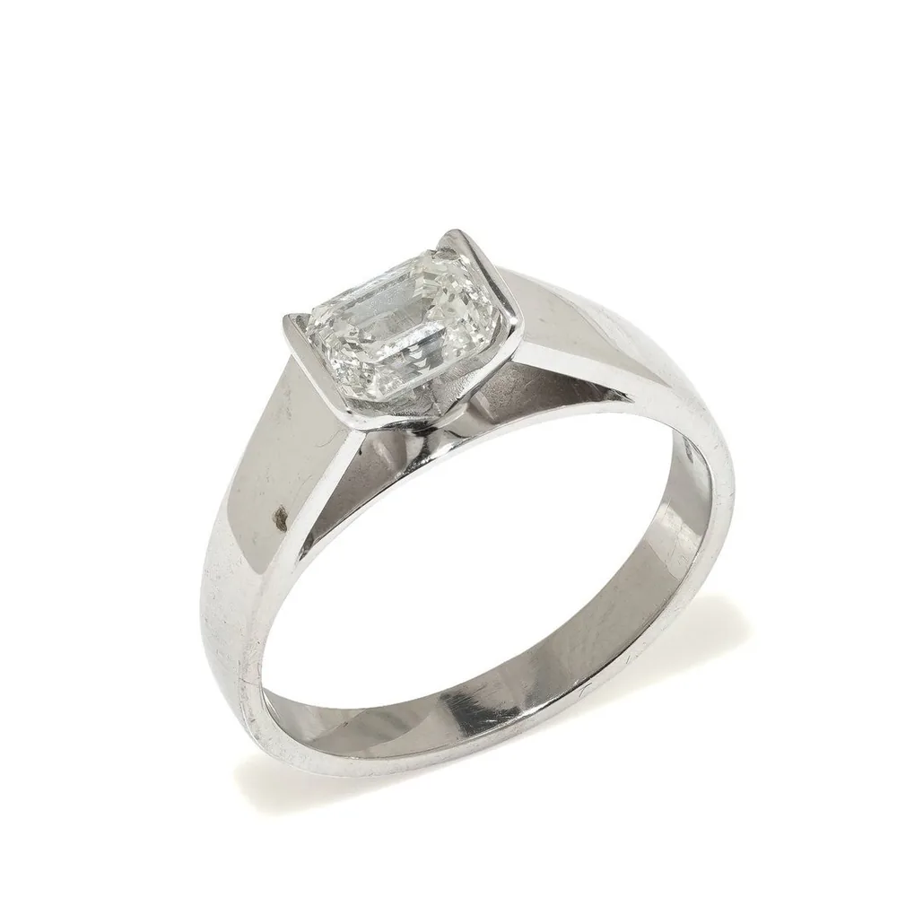 18ct white gold ring with an emerald cut diamond set across the finger