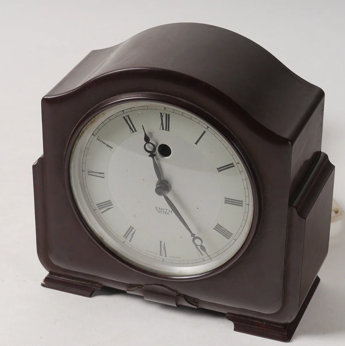 Smiths Sectric synchronous electric mantel clock in a brown Bakelite case
