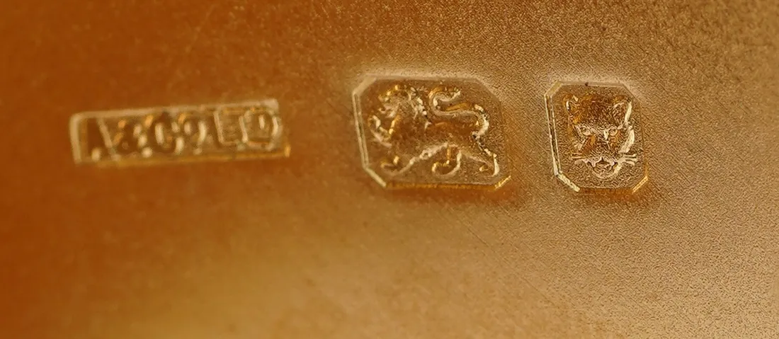 Asprey sponsor's mark with London hallmarks for 1939 inside a silver-gilt compact
