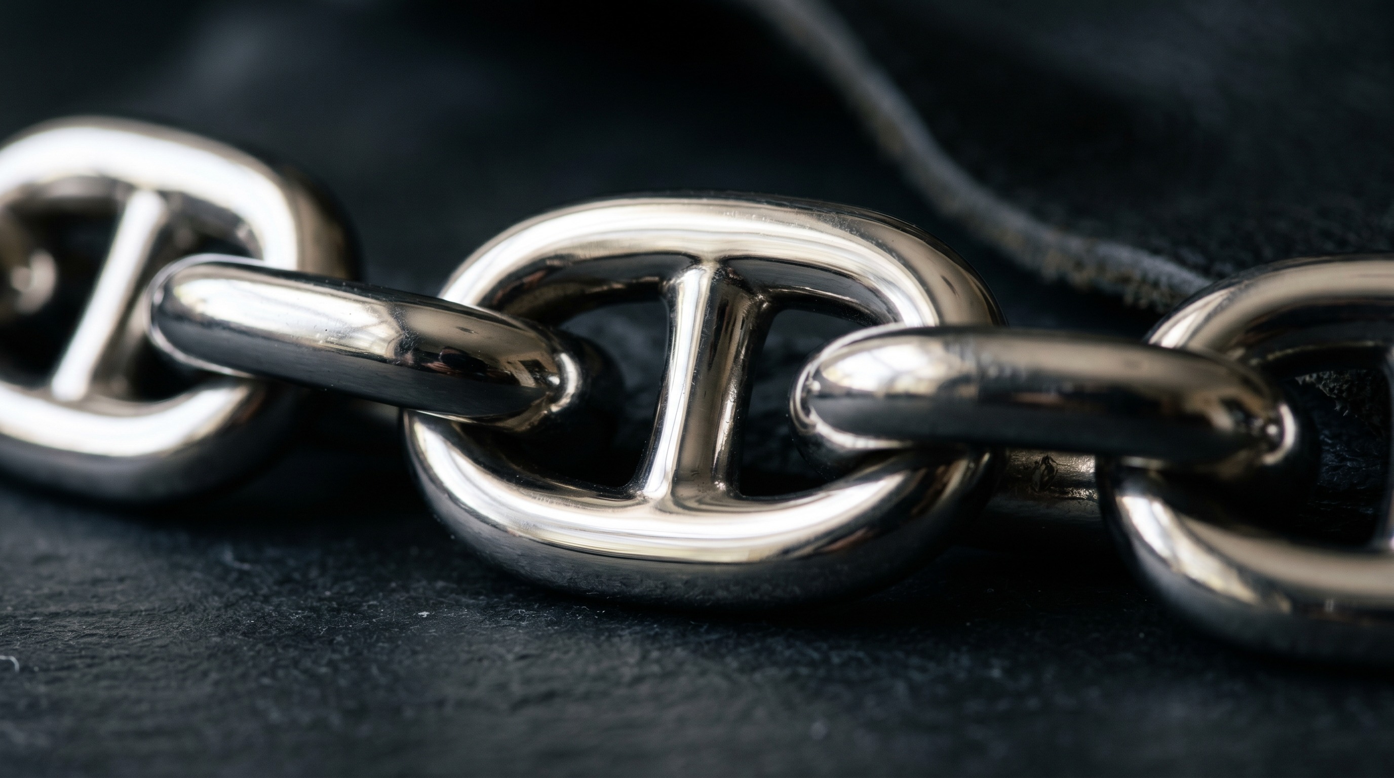 Close-up of Hermès Chaîne d'Ancre anchor-chain links