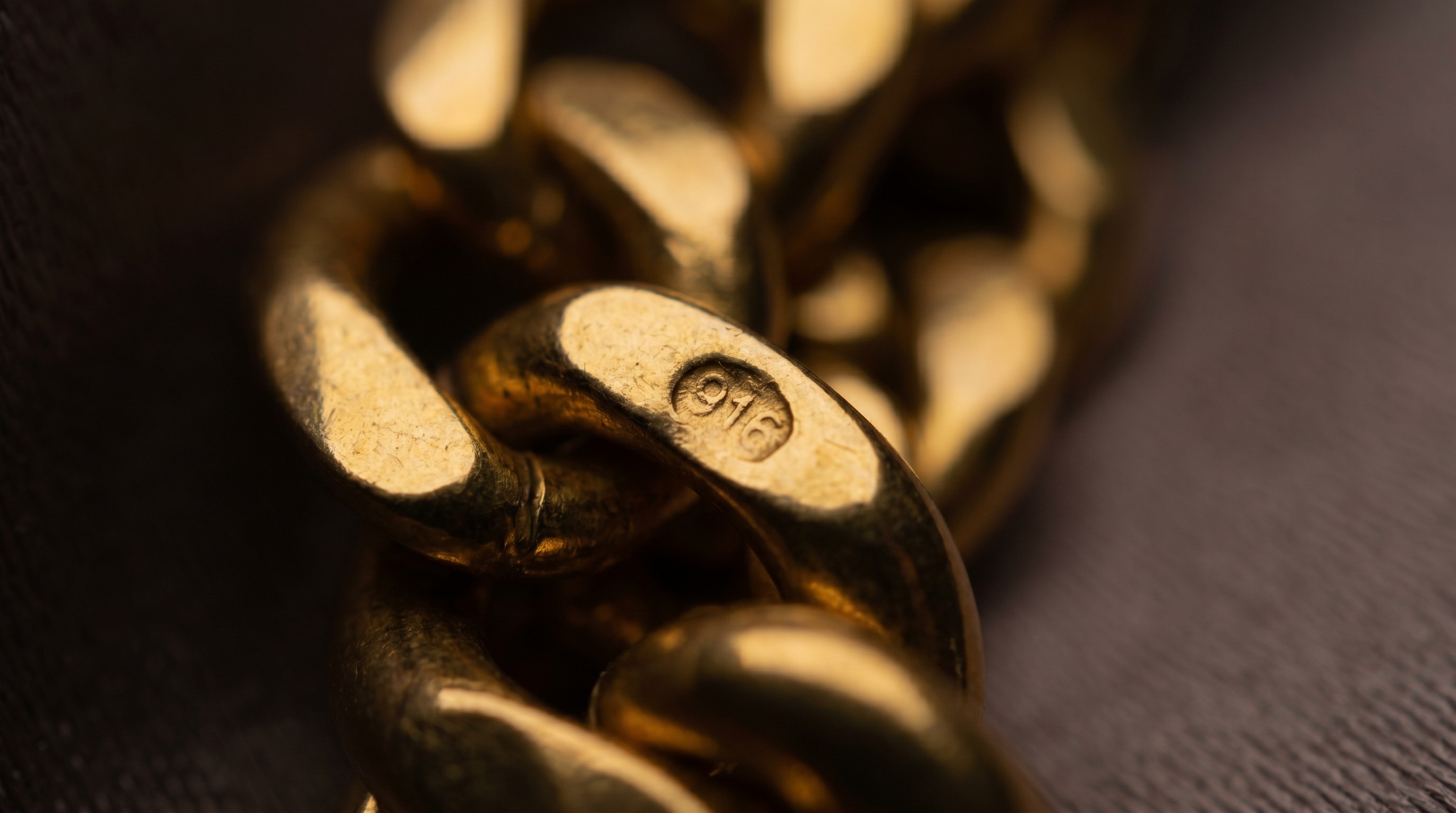 916 purity stamp on 22 carat Asian gold jewellery